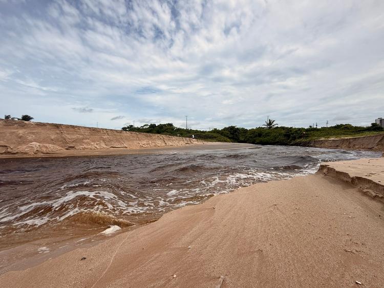 'Enxurrada' de água escura e com mau cheiro é registrada desaguando em praia da grande João Pessoa; VÍDEO