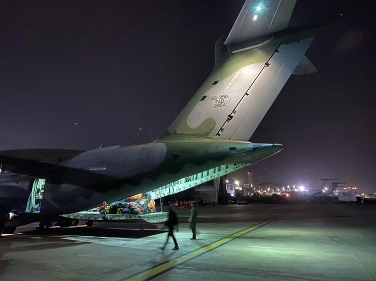 Primeiro avião da FAB com ajuda para vítimas de terremoto pousa na Venezuela