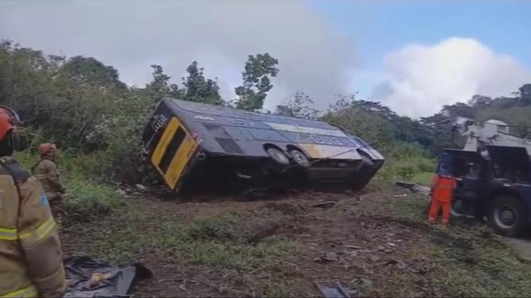 Quatro feridos em acidente com ônibus que matou 10 na Serra de Petrópolis são levados para hospital em BH
