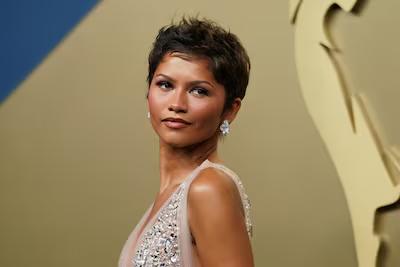 Zendaya verscheen op de loper in een stijlvolle ode aan vrouwelijkheid