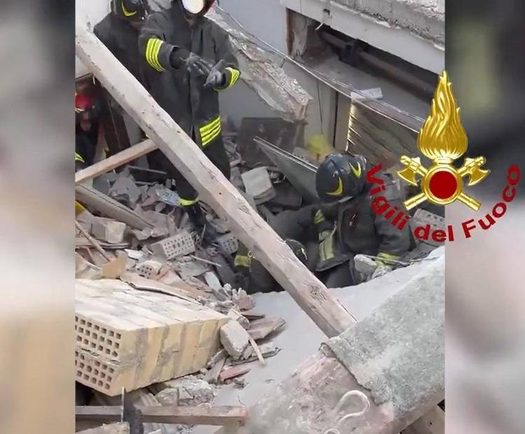 L'esplosione, poi il crollo della palazzina. Tre morti
