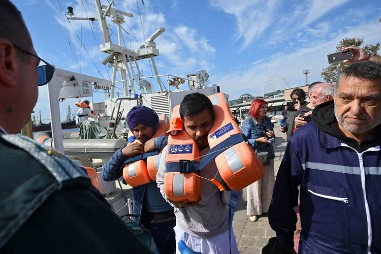 Navio afunda após ataque de drones no Mar Negro; tripulação está desaparecida