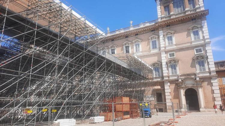Modena ospita il Jazz Open di fronte all'Accademia militare. E gli ufficiali sono costretti a passare dall'entrata di servizio