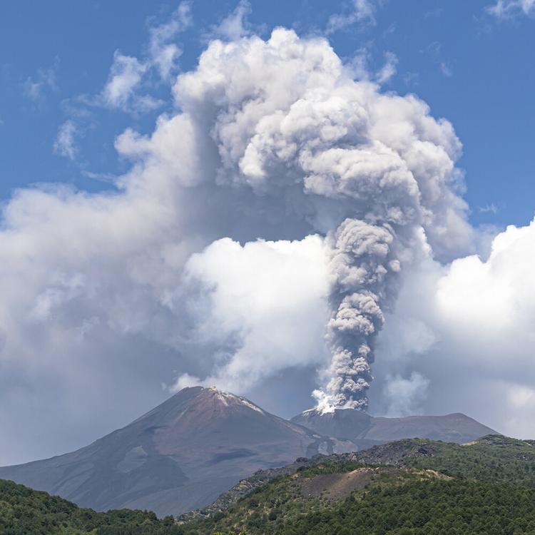 Cenere dell'Etna, caos voli a Catania: scalo bloccato fino alle 16 di domani. Riapre Comiso