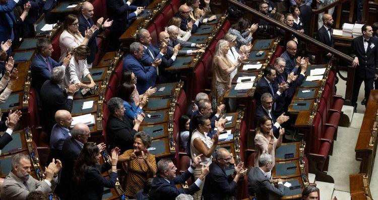 Via libera della Camera alla legge elettorale con 217 sì. Cartelli delle opposizioni in Aula