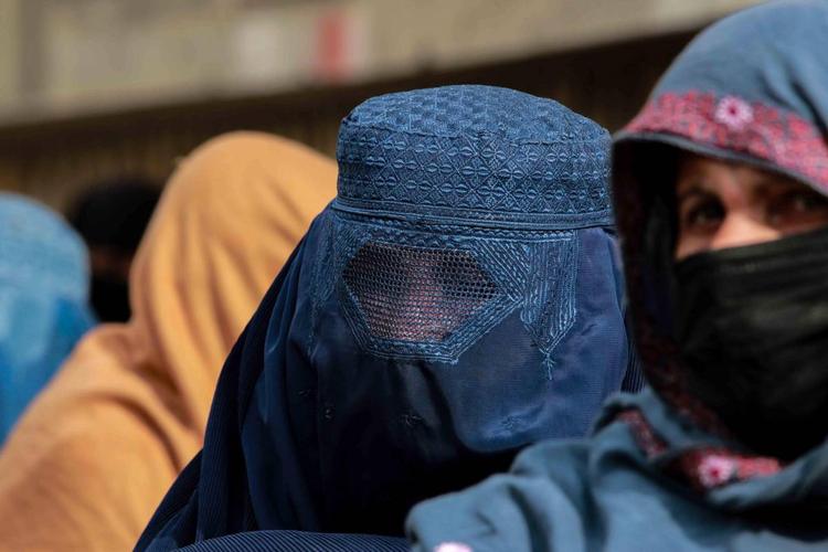 Il burqa non è illecito. Mani legate alla polizia