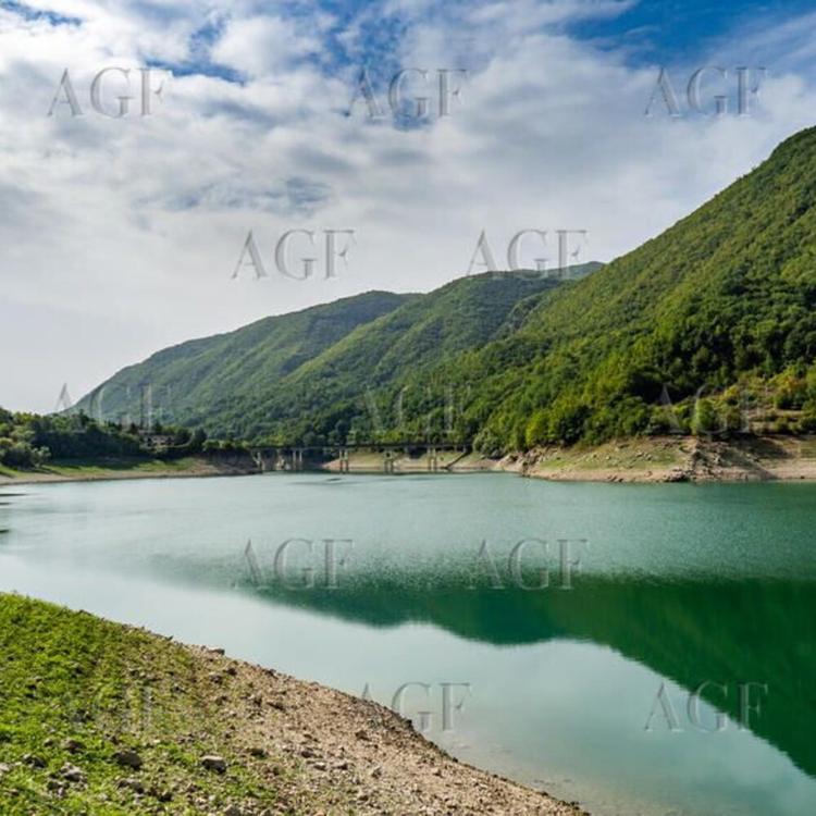 Giovane muore annegata nel lago del Turano