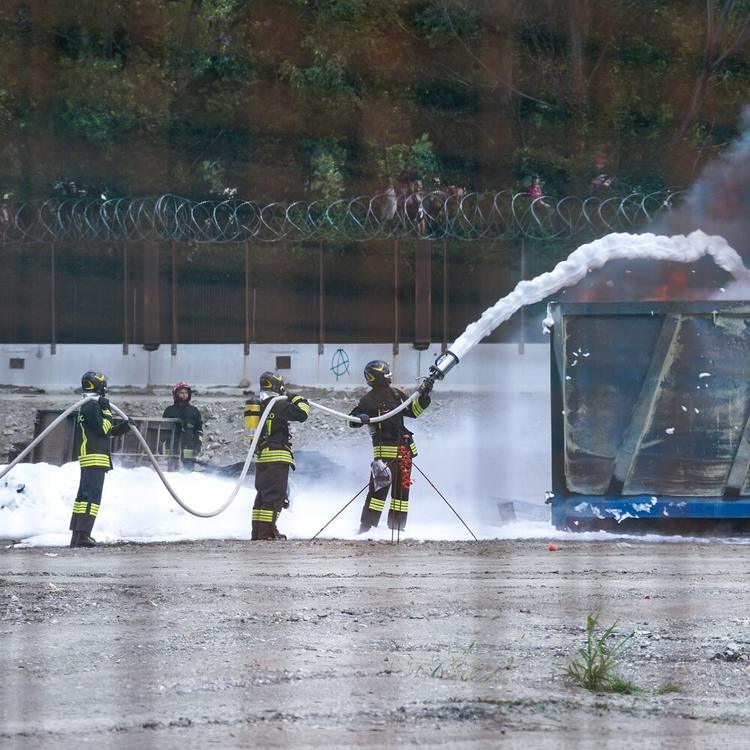 Attivisti No Tav all'assalto del cantiere di Chiomonte. Lancio di pietre e bombe carta con...