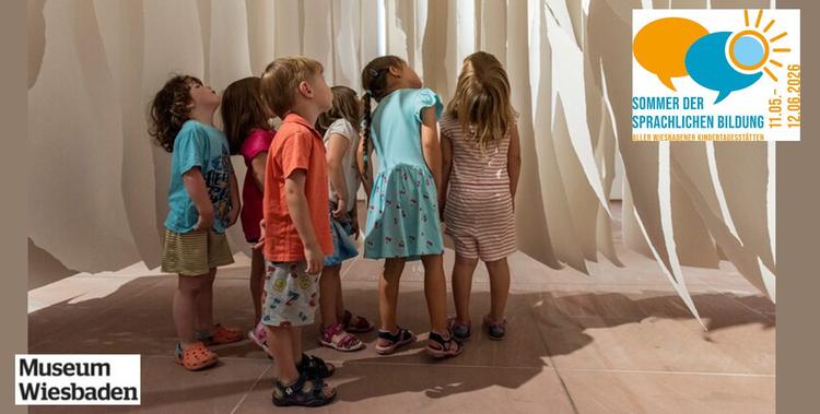  Kindergartengruppe mit Astrid Lembcke-Thiel vor Werk von Rebecca Horn im Museum Wiesbaden.