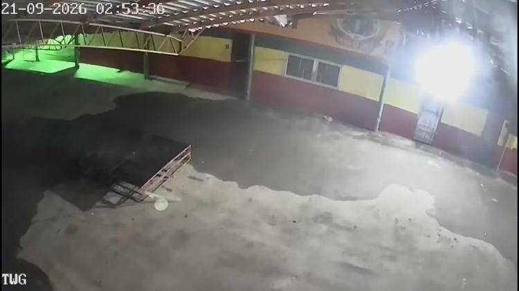 VÍDEO: vento destelha cobertura de escola de samba em Porto Alegre