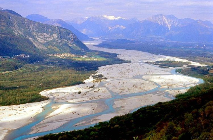 Si tuffa nel Tagliamento per salvare i figli e non riemerge: trovato morto il padre disperso