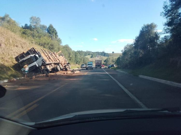 PRF atende acidente com dois óbitos em Lagoa Vermelha