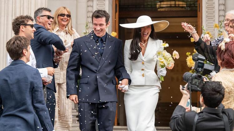 Dua Lipa y Callum Turner formalizan su relación con una boda civil; preparan una celebración de varios días en Italia