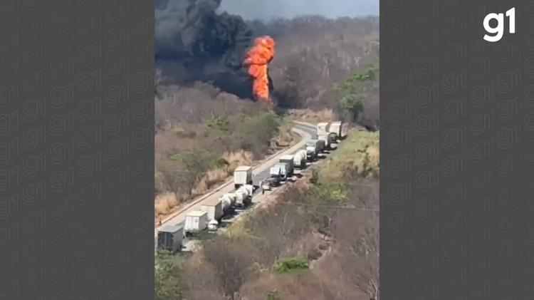 Carreta carregada de diesel pega fogo e bloqueia trânsito na BR-251 em Salinas; vídeo