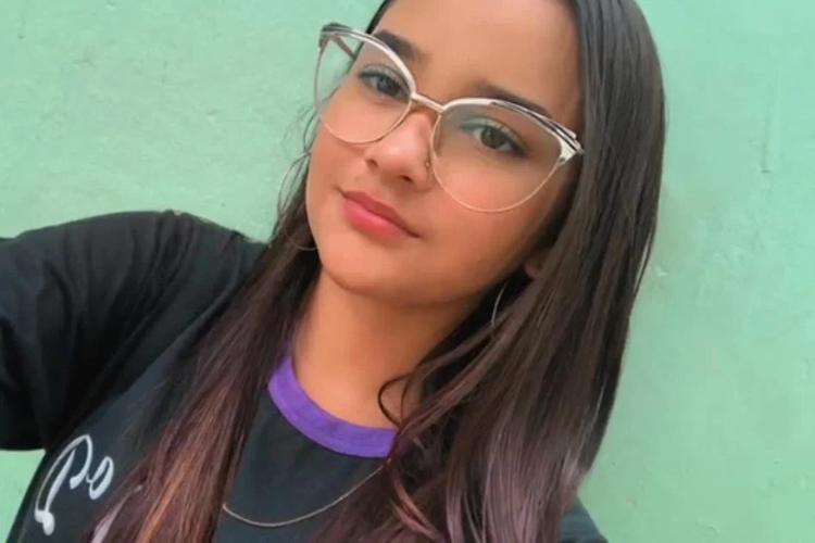 Mãe tentou reanimar filha de 16 anos que morreu após descarga elétrica causada por chapinha na Bahia