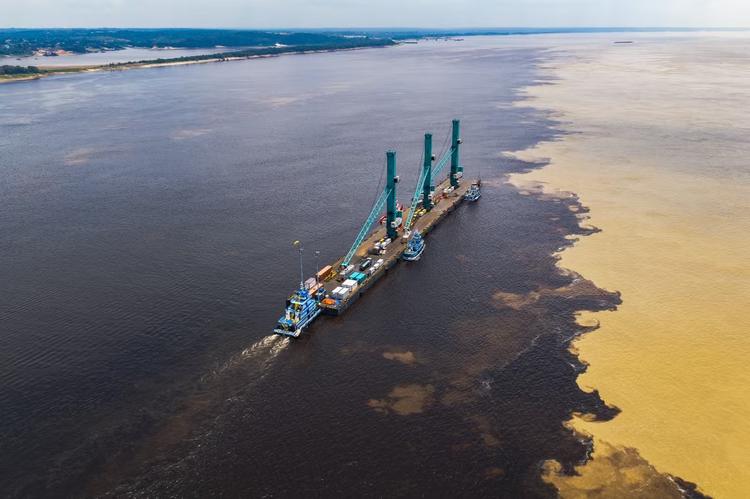Estrutura flutuante é transferida de Manaus para Itacoatiara para garantir transporte de cargas na seca