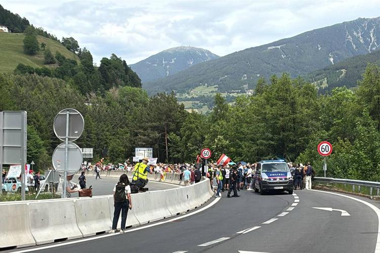 Brennero, caos ambientalista. Rogo sulla ferrovia: "Atto doloso"