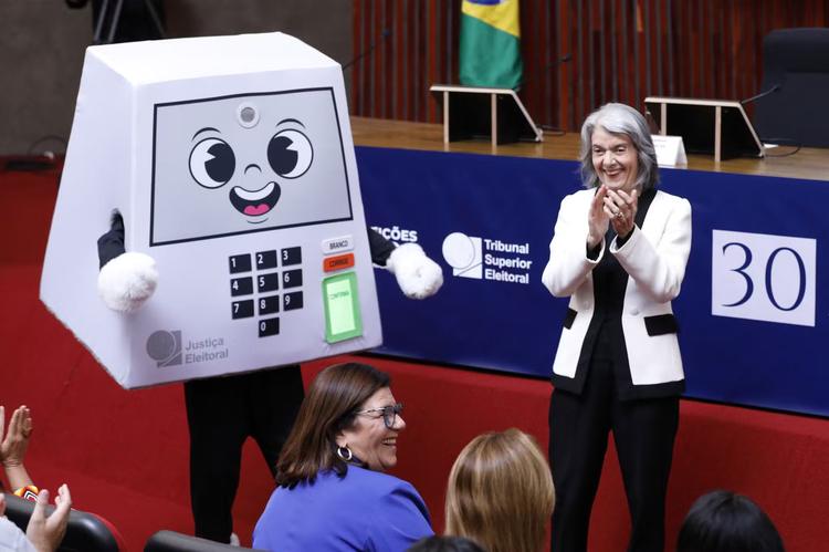 Criador da urna eletrônica explica escolha pelo 'pilili', barulhinho que virou até nome de mascote: 'Tem mesário que passa a noite em claro ouvindo'