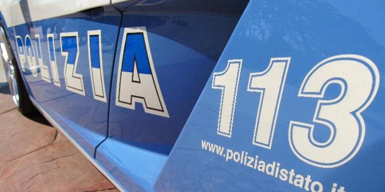 Accoltella l'ex moglie e fugge con il figlio, preso dopo 7 ore di ricerche sul litorale romano
