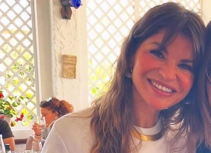 Castellabate: avvistata Alessandra Amoroso, foto e sorrisi con i fan sul lungomare di Santa Maria