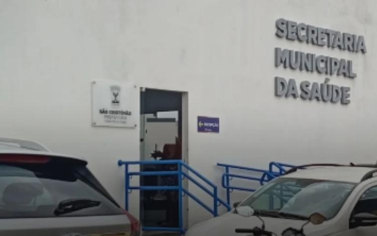 Parte do teto de Secretaria da Saúde de São Cristóvão desaba durante chuva