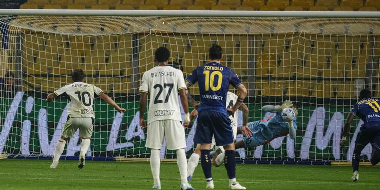 Parma-Udinese 0-0: la paura frena i gialloblù, Bernabè sbaglia un rigore. Per Gilardino è il primo punto