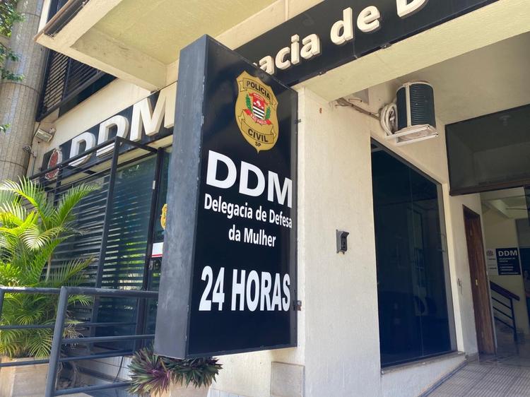 Mãe é presa após deixar filha de 6 anos sozinha durante a madrugada para dormir na casa do namorado no interior de SP