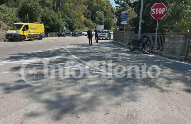Castellabate, ancora un incidente sulla Via del Mare: scontro auto-motorino, ferito un giovane