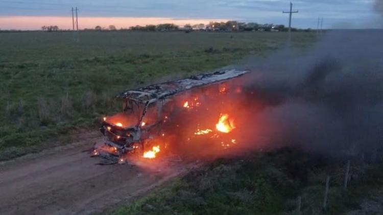 Ônibus escolar é destruído por incêndio em Uruguaiana, no RS; crianças foram retiradas