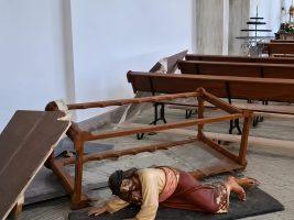 Dov’era Cristo durante il terremoto? Era sotto le macerie, con l’uomo