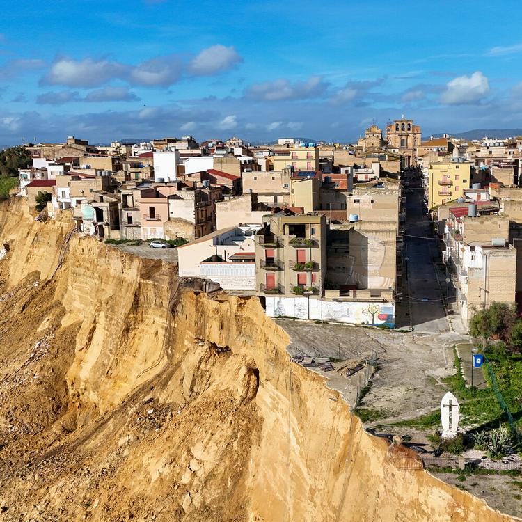 Per la frana di Niscemi indagati gli ultimi quattro governatori della Sicilia, tra cui Mus...