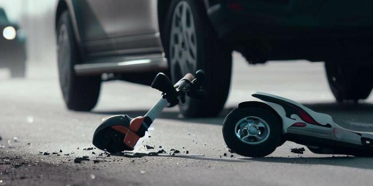 Monopattino si schianta contro un'auto: morto un diciannovenne a Milano