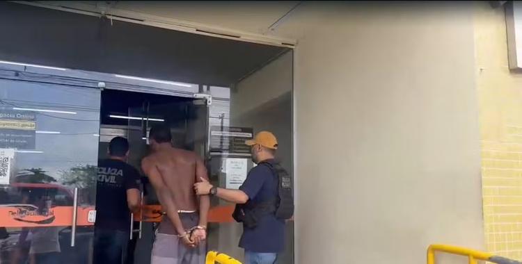 Jovem é preso por suspeita de envolvimento em homicídio e tráfico de drogas em Angra dos Reis