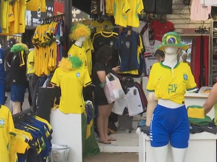 Camisas, bandeiras e mais: Acreanos buscam acessórios verde e amarelo para acompanhar a Copa
