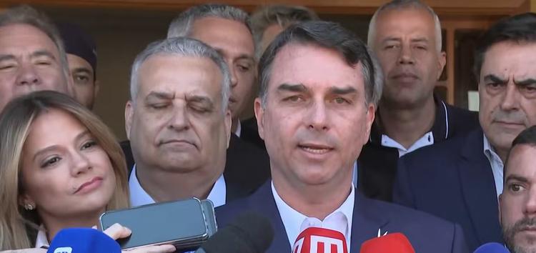 Antes de se encontrarem em gravação, Flávio Bolsonaro elogia Michelle e diz que ela terá acesso direto à Presidência