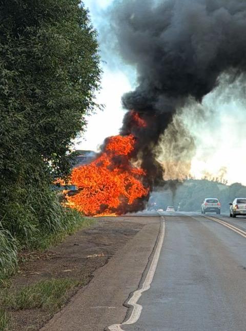 Incêndio destrói cavalo-trator de carreta na ERS-342 entre Cruz Alta e Ijuí