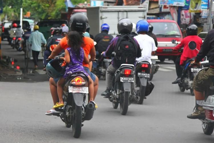 ¡Mano dura! Van por multas a motociclistas que viajen con niños o sin casco en Morelos
