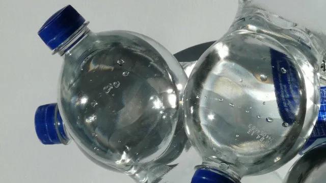 Crystal recolhe lote de água mineral após identificação de bactéria, diz Anvisa