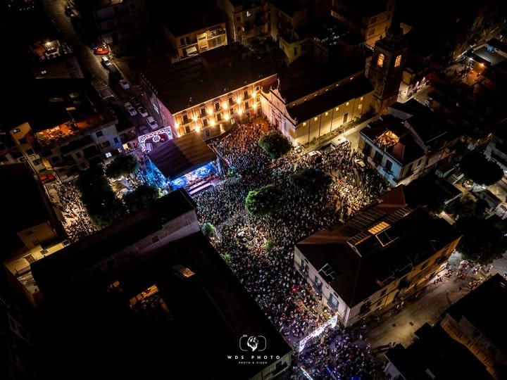 👨‍🎤🎶🎉Un Ferragosto da incorniciare per Gioiosa Marea, una di quelle serate che lasciano il segno. Una serata di musi...