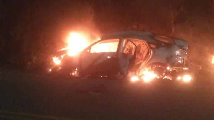 Motociclista morre em acidente e carro é abandonado em chamas em Aracruz