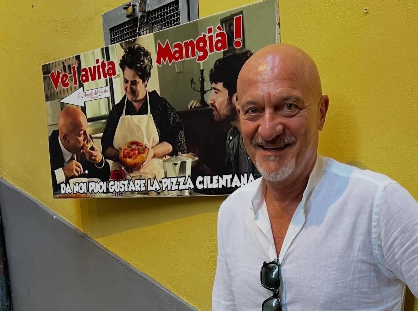 Claudio Bisio riscopre il fascino di Castellabate: relax in barca a Licosa e passeggiata tra i vicoli del borgo