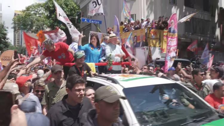 Lula e Flávio Bolsonaro fazem últimos atos de campanha em SP