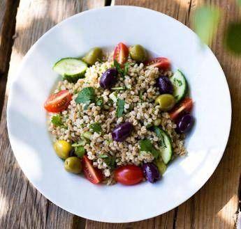 La salute nel piatto? "Insalata di farro con olive e prosciutto pranzo top", il consiglio del nutrizionista