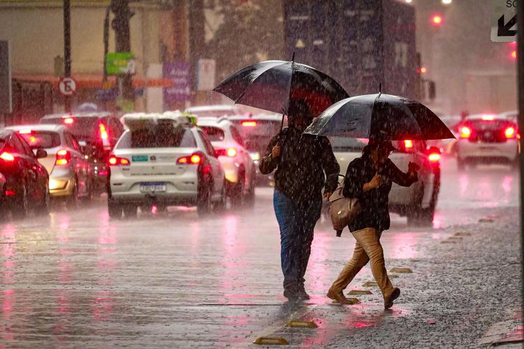 Frente fria provoca temporais no RS; chuva forte atinge o Norte e o Nordeste nesta quinta