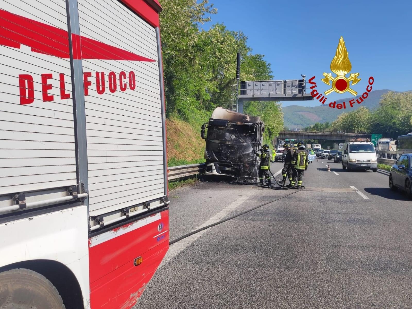 Paura sul raccordo Salerno-Avellino: tir in fiamme all’altezza di Baronissi, traffico in tilt