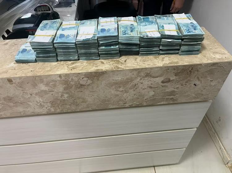 Mais de R$ 1,3 milhão em dinheiro é encontrado dentro de carro no sudoeste da Bahia