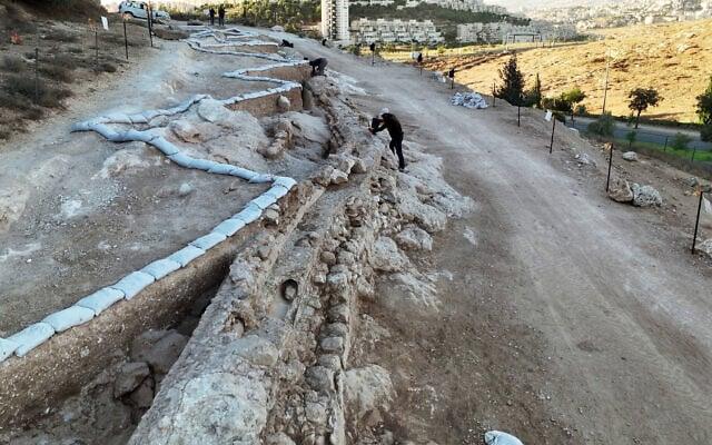 Arqueólogos descobrem aqueduto de 2 mil anos que levava água ao Monte do Templo
