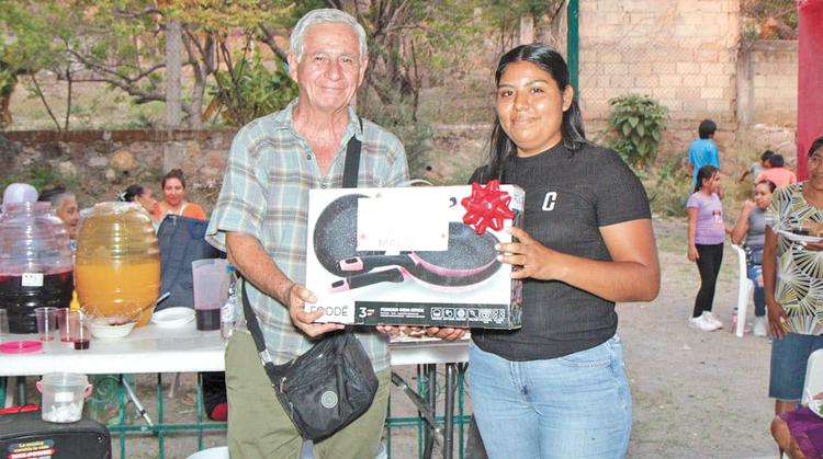 Puente de Ixtla consiente a las madres de familia con sorpresas y dinámicas