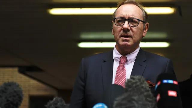 Kevin Spacey anuncia venda de anel em homenagem aos 250 anos da independência dos EUA