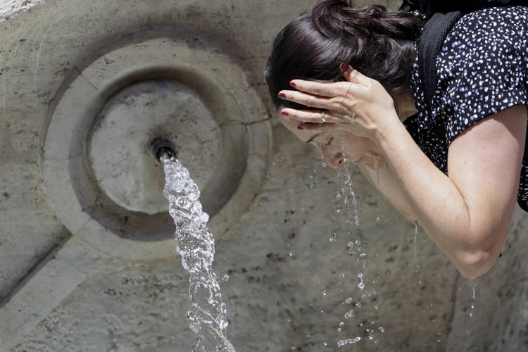 Il caldo estremo miete vittime: in Francia bimbo di tre anni muore in auto, in Spagna oltre 200 decessi. In Italia 16 città da bollino rosso